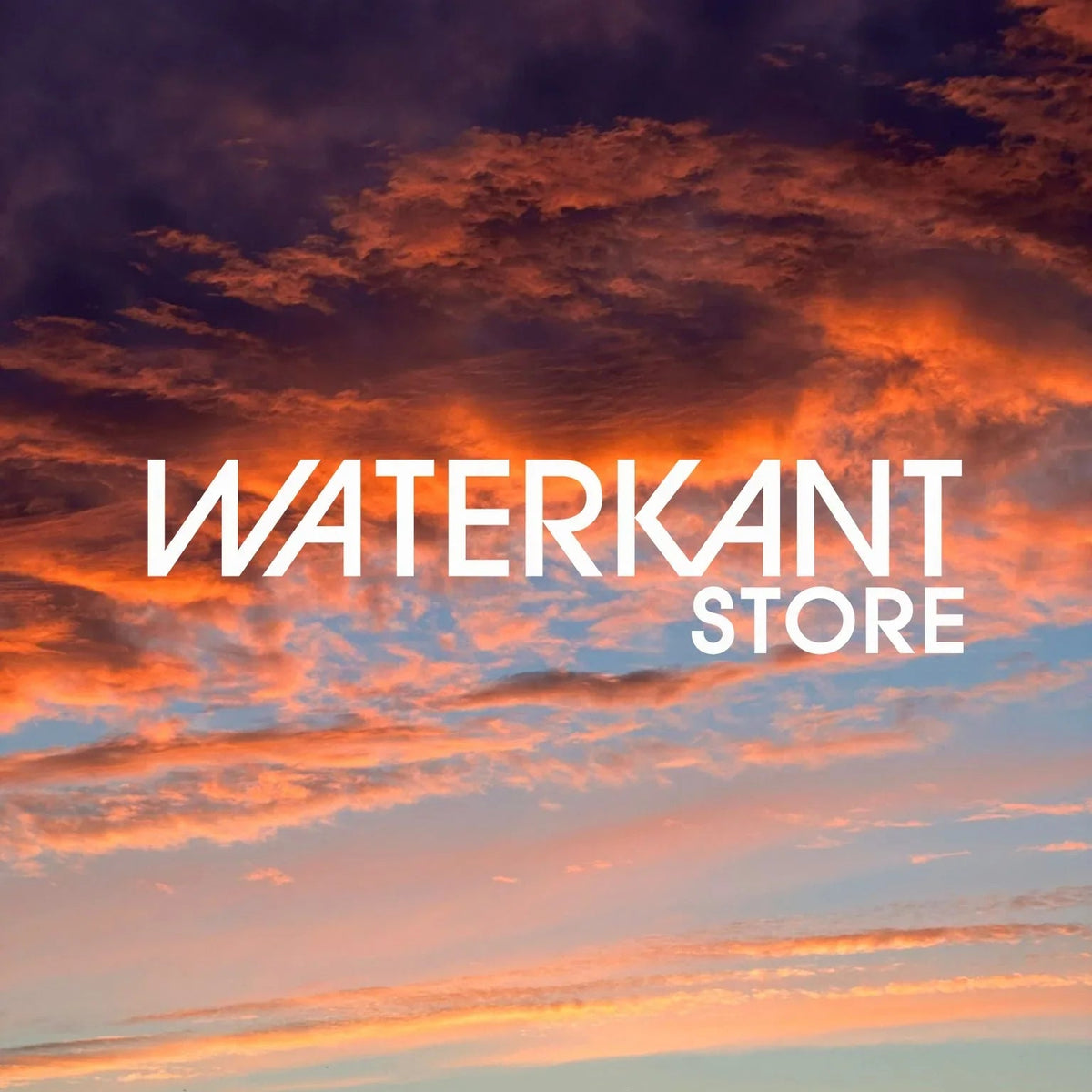 Ein stimmungsvoller Sonnenuntergang mit orangefarbenen Wolken und dem Schriftzug WATERKANT STORE.