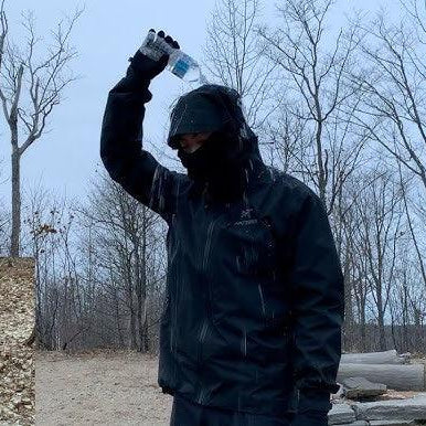Person in schwarzer Gorpcore Funktionsjacke in winterlicher Natur mit Reh im Hintergrund