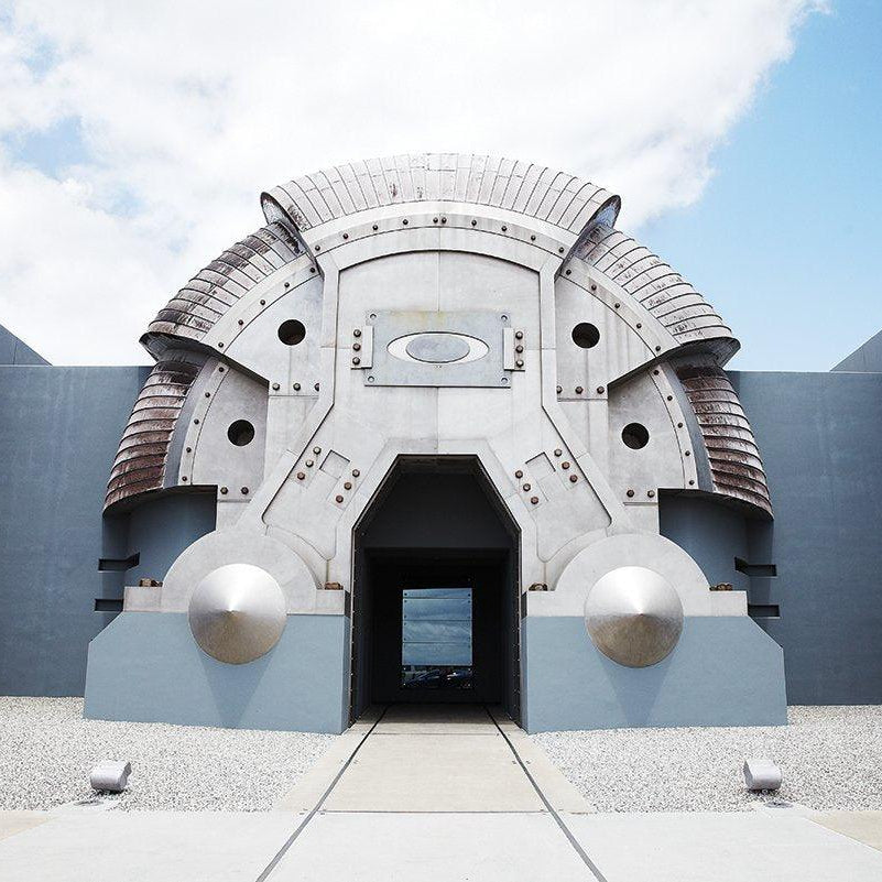 Futuristische graue Architektur mit massivem, gewölbtem Eingangsbereich im Oakley-Stil.