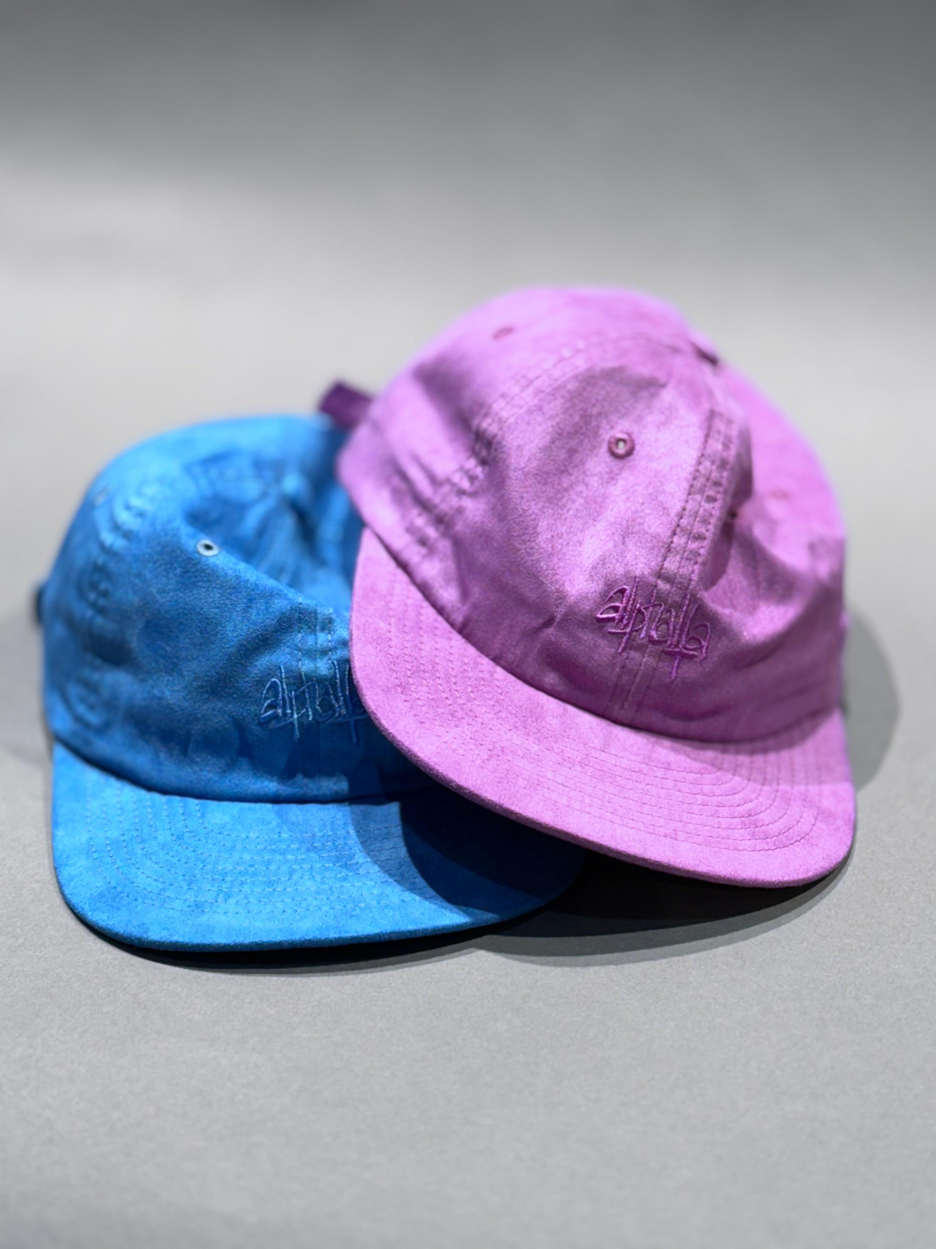 Zwei Alphalfa 6 Panel Caps in Blau und Lila, garment dyed, mit gesticktem Logo.