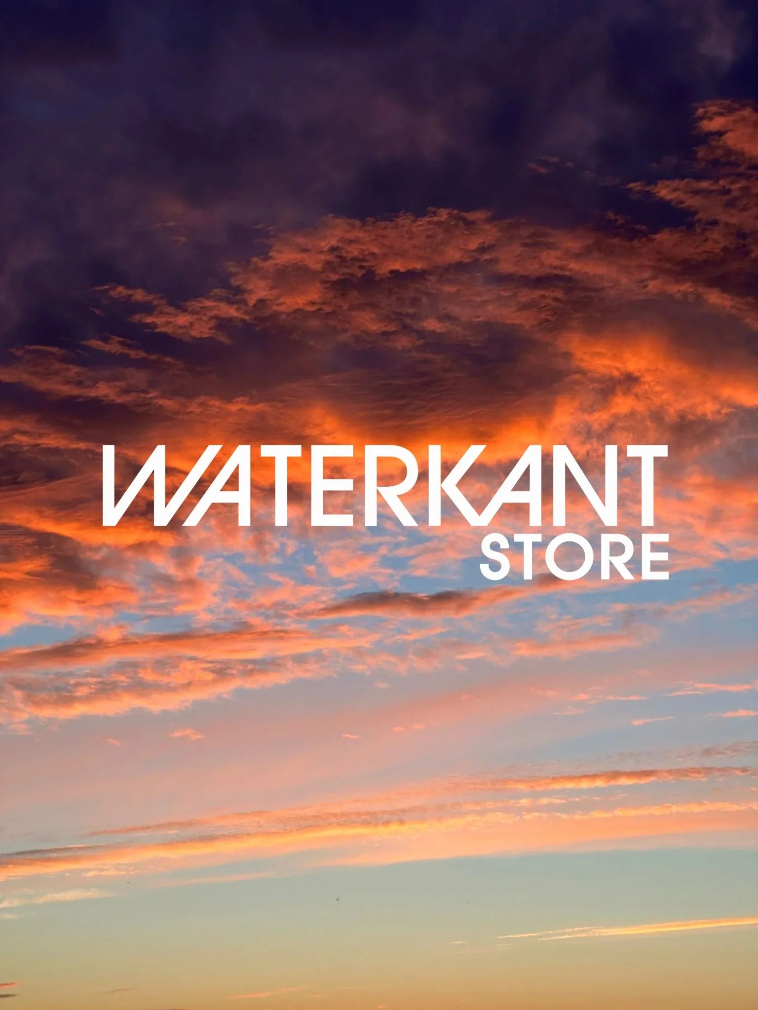 Ein stimmungsvoller Sonnenuntergang mit orangefarbenen Wolken und dem Schriftzug WATERKANT STORE.
