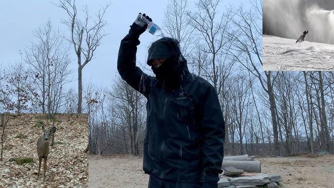 Person in schwarzer Gorpcore Funktionsjacke in winterlicher Natur mit Reh im Hintergrund
