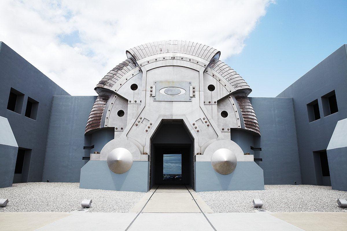 Futuristische graue Architektur mit massivem, gewölbtem Eingangsbereich im Oakley-Stil.