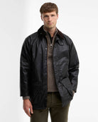 Das Modell Beaufort für Herren ist eine etwas länger geschnittene Wachsjacke mit großzügiger Passform.