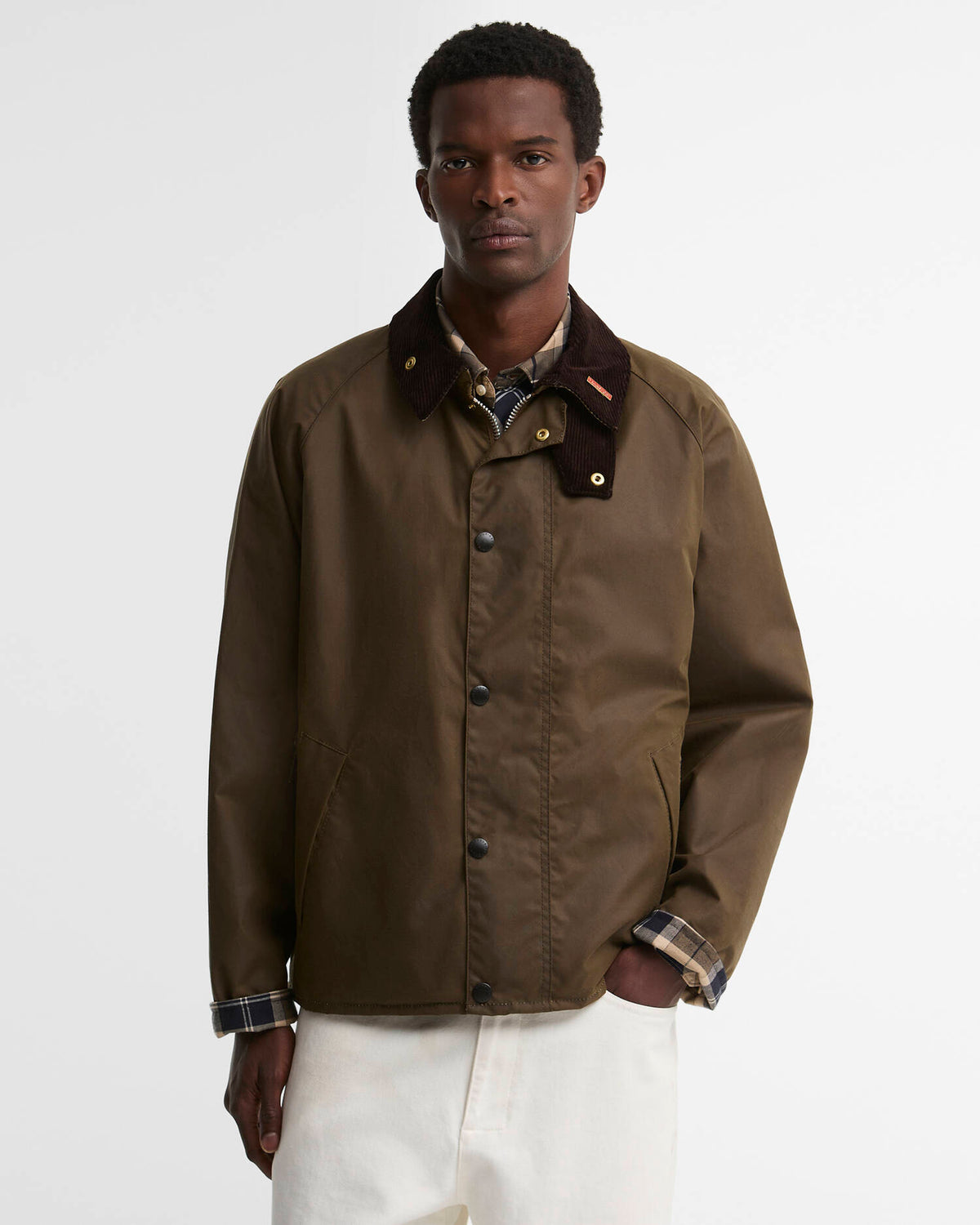 Die Barbour Wachsjacke Icons Transport ist eine Neuinterpretation der Transport-Jacke und kombiniert traditionelle Elemente mit modernen Details.
