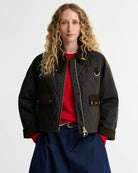 Die Barbour Wachsjacke Reimagined Icons Quilted Spey Tartan ist die perfekte Ergänzung für stilvolle Alltagslooks.