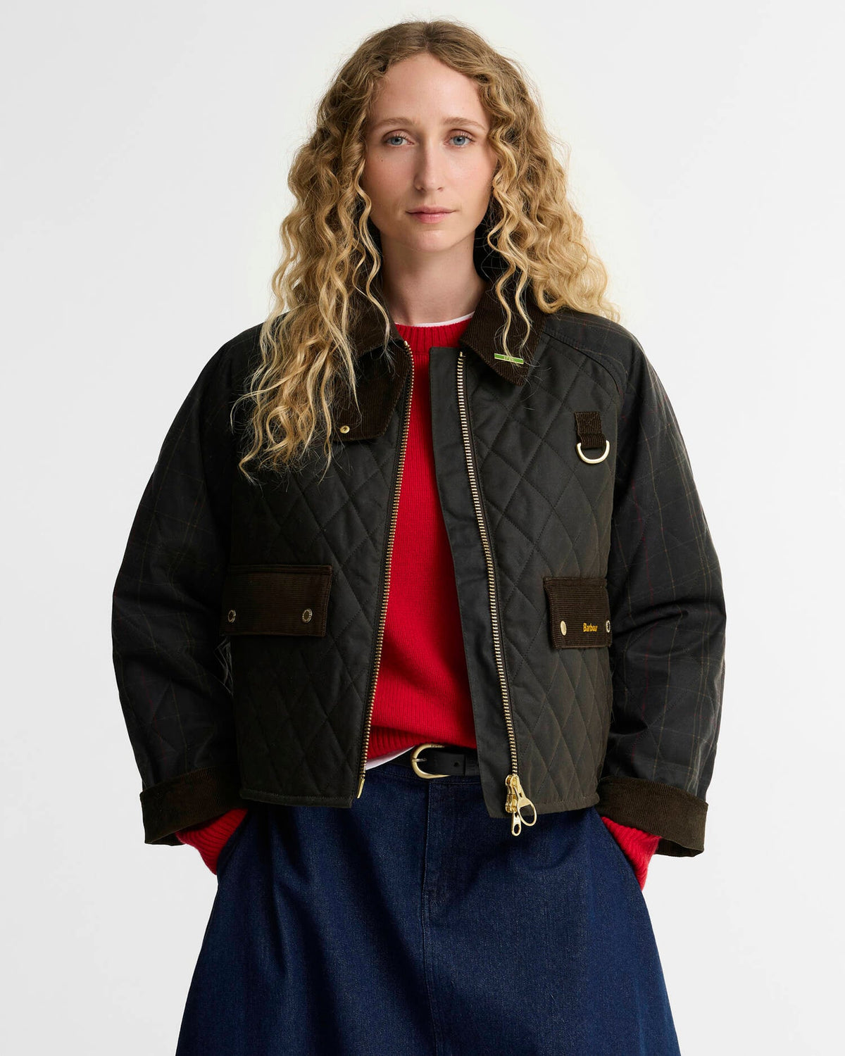 Die Barbour Wachsjacke Reimagined Icons Quilted Spey Tartan ist die perfekte Ergänzung für stilvolle Alltagslooks.