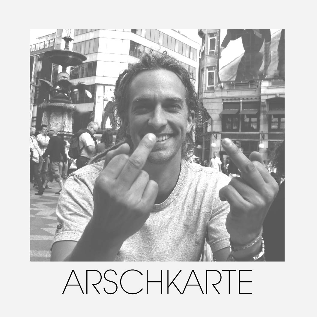 Auf dem Bild ist ein Typ zu sehen der beide Mittelfinger zeigt.